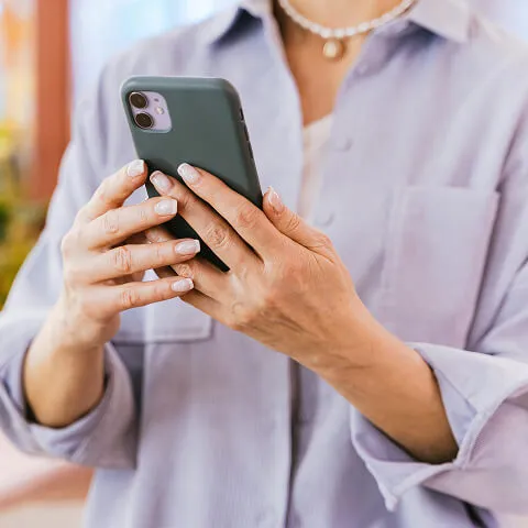 Fotografía de una persona descargando MediPlan con su teléfono.
