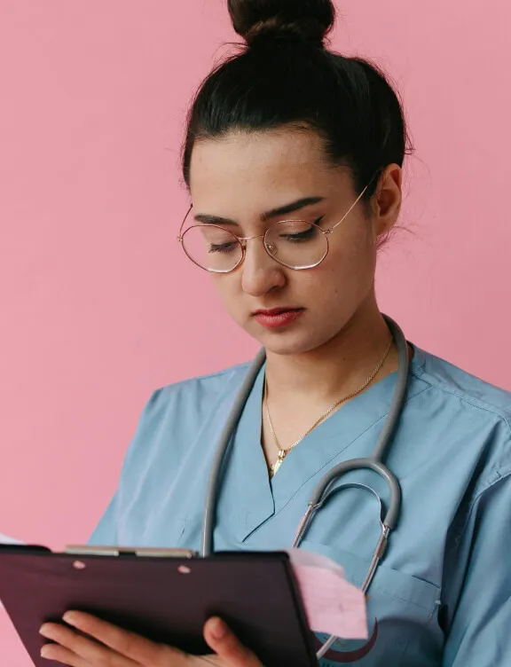 Fotografía de una enfermera revisando un expediente